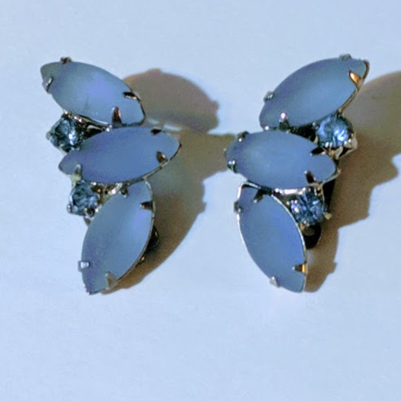Vintage Art Deco Blue Frosted Glass Clip Earrings - Picture 4 of 4